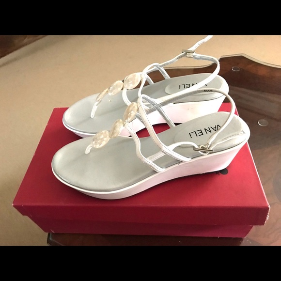 🌟 2 for $ 40, New in box white platform sandal. - Picture 2 of 2